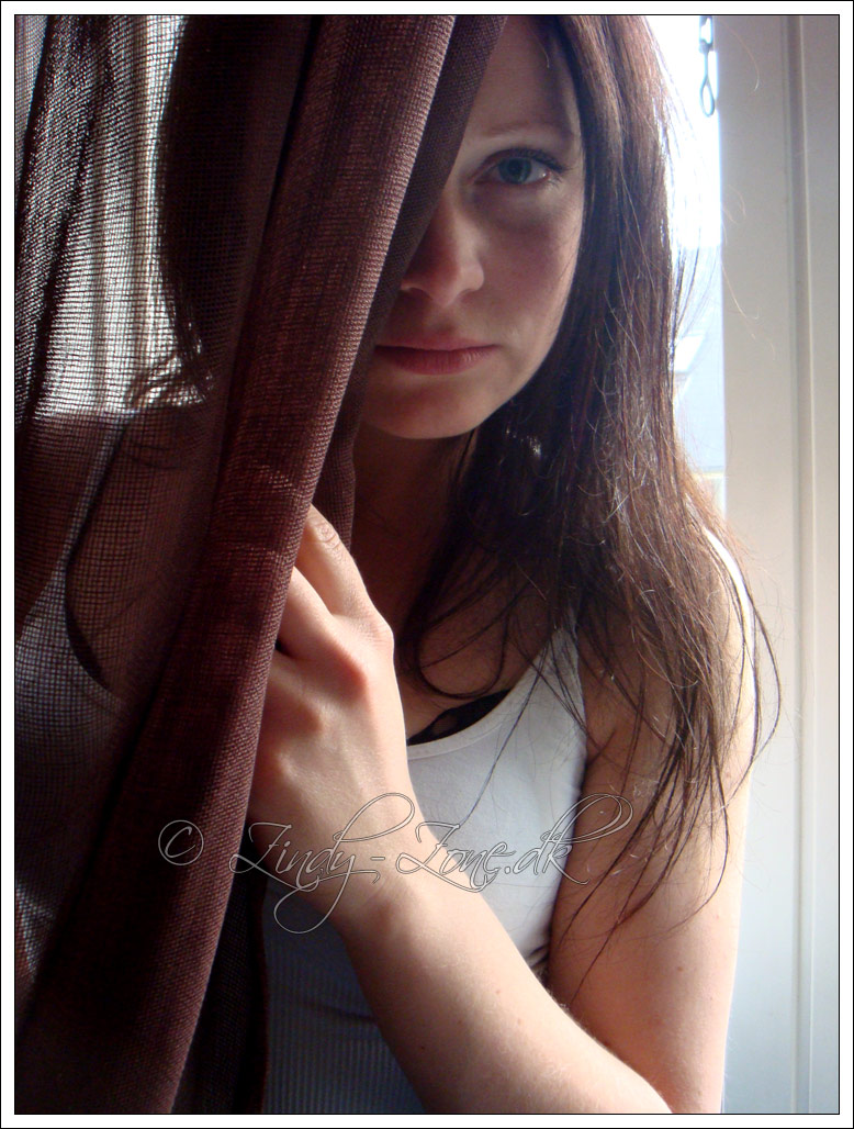 Behind the curtain /Anja-Amanda